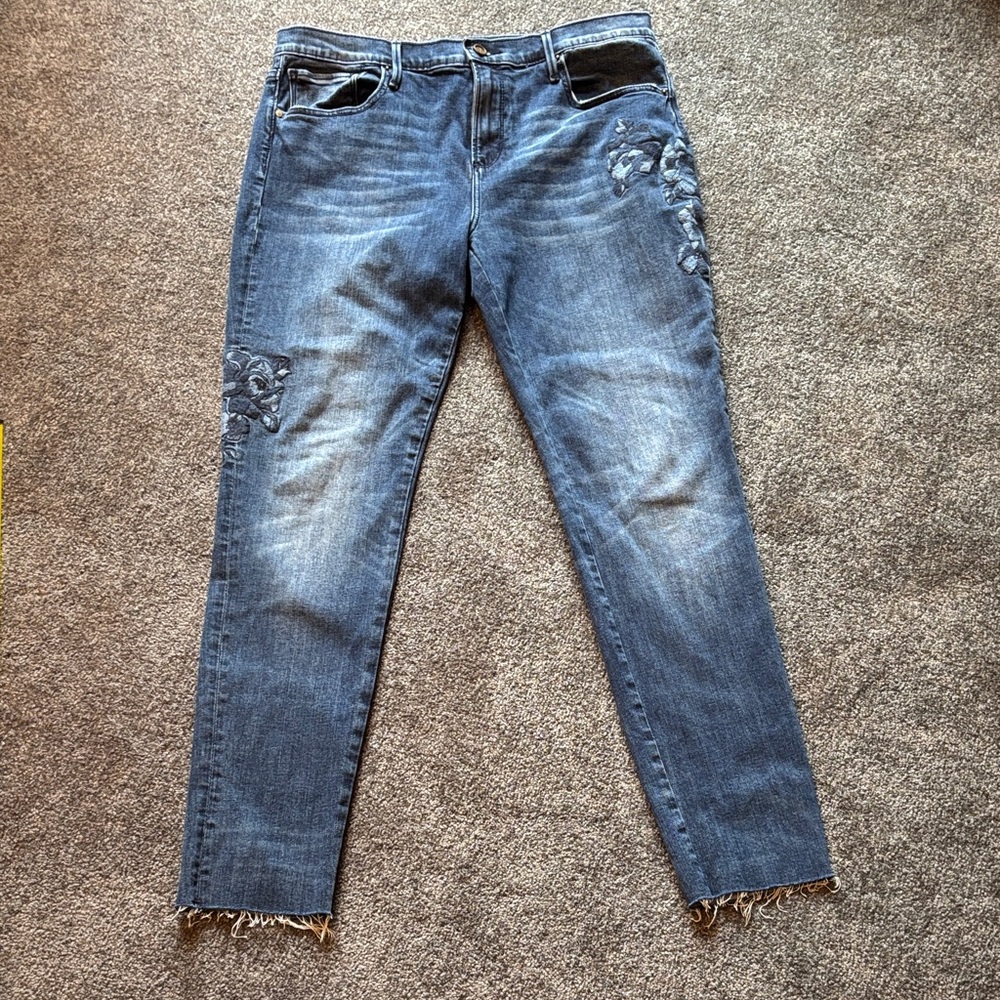 Driftwood Jackie jeans size 32  Blue embroidered flowers excellent condition.